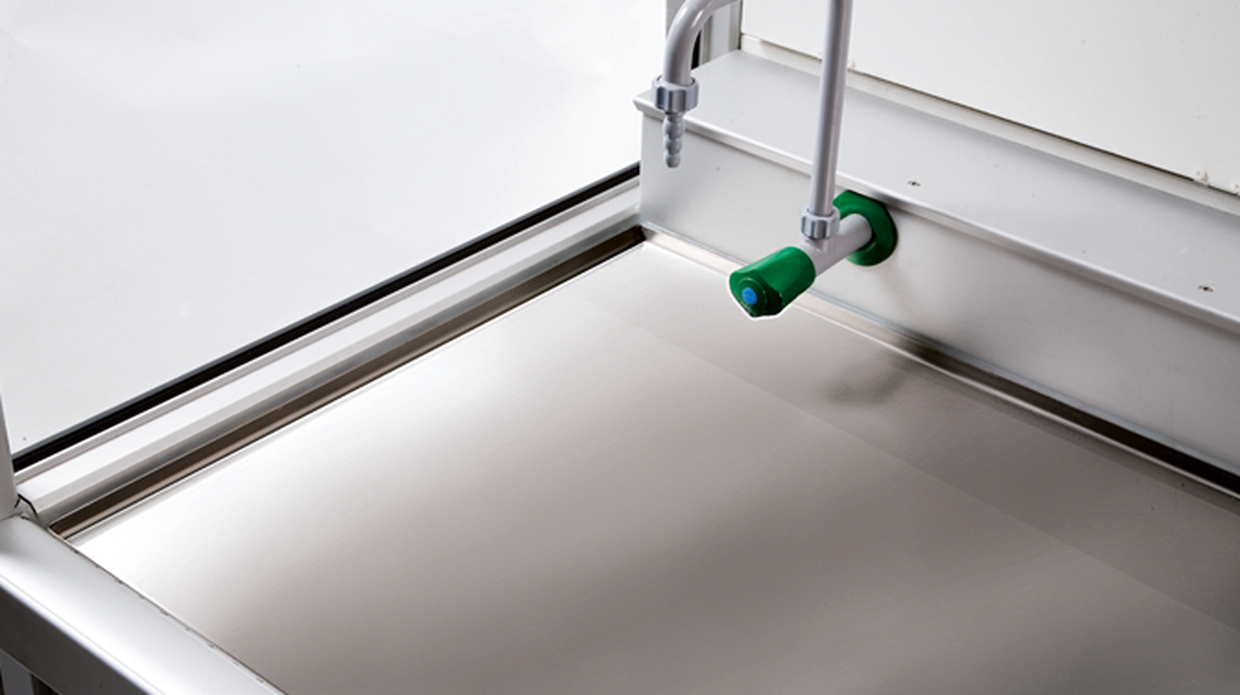 Arbeitsfläche für Gefahrstoffarbeitsplatz, gebürsteter Edelstahl 1.4301, Maße 790x640x15 mm Arbeitsfläche für Gefahrstoffarbeitsplatz, gebürsteter Edelstahl 1.4301, Maße 790x640x15 mm