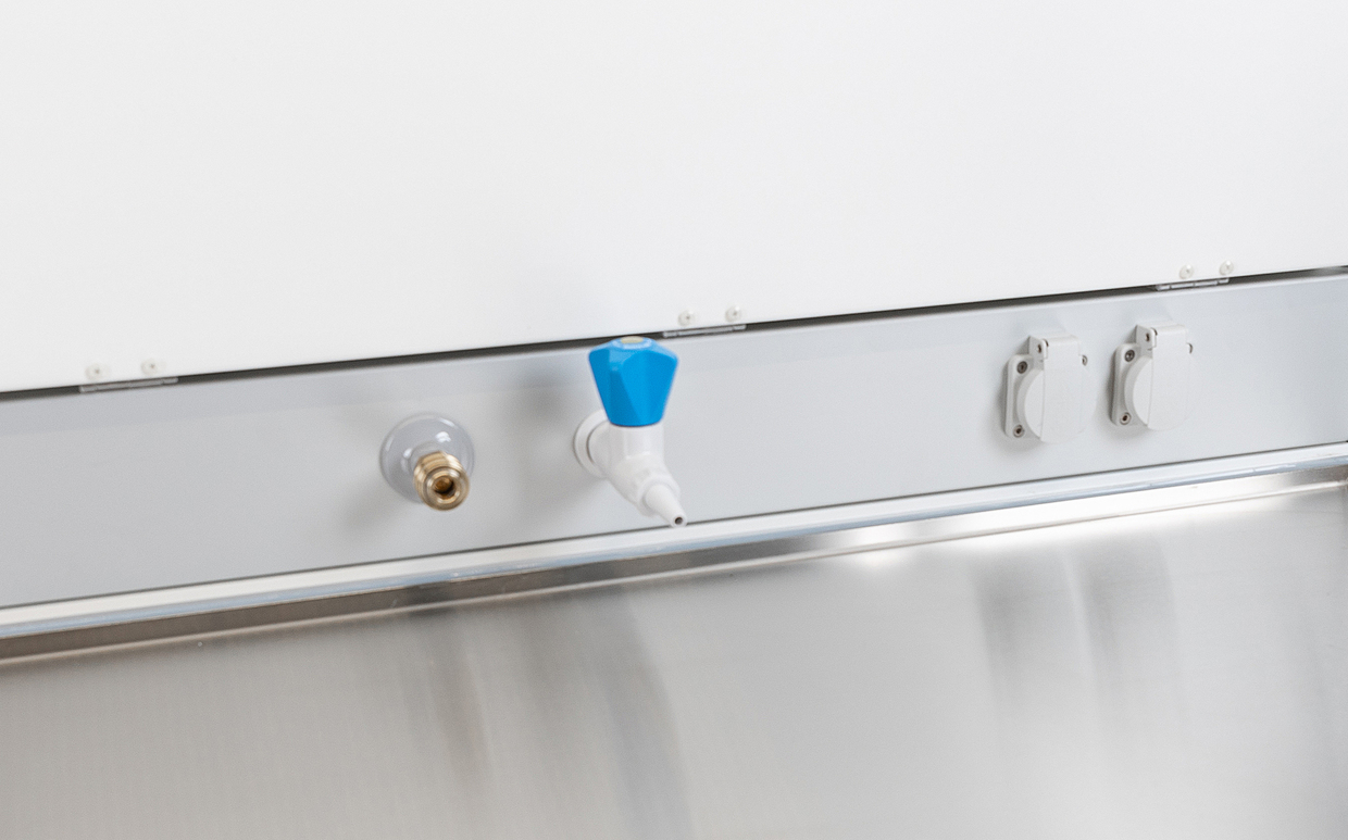 Alusockel mit 1 Erdungspin (mittig) für Gefahrstoffarbeitsplatz, eloxiertes Aluminium, Breite 900 mm Alusockel mit 1 Erdungspin (mittig) für Gefahrstoffarbeitsplatz, eloxiertes Aluminium, Breite 900 mm