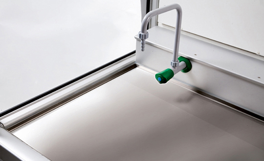 Medienkanal mit Arbeitsfläche mit 2 Steckdosen für Gefahrstoffarbeitsplatz, Aluminium / Edelstahl, Breite 1200 mm