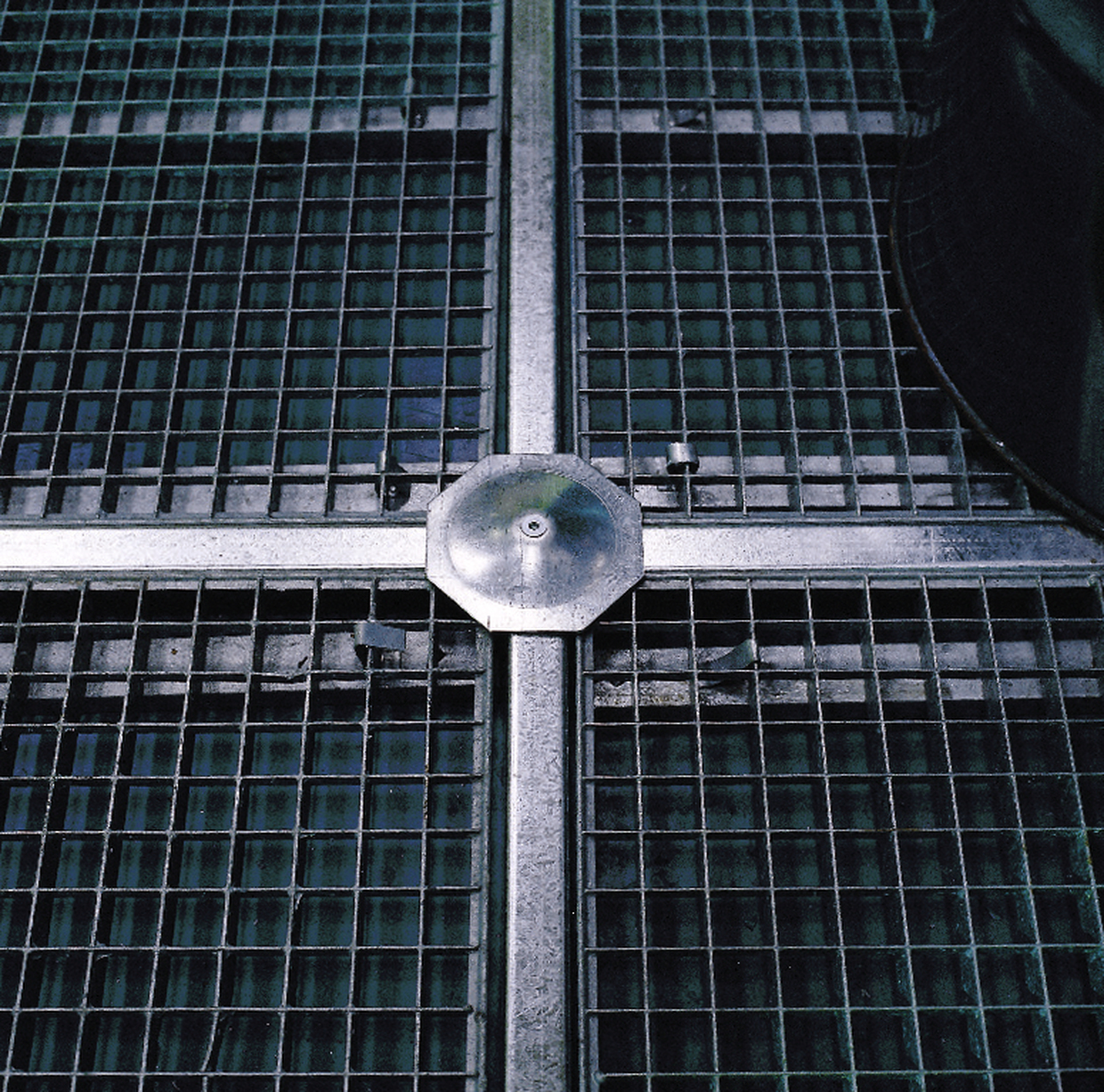 Kreuzverbinder für Bodenelemente Höhe 78 mm und 123 mm, verzinkter Stahl, Maße 130x130 mm