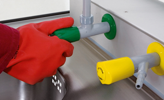 Medienversorgung/-anschluss Wasser mit Abstellventil eingebaut im Medienkanal für Gefahrstoffarbeitsplatz