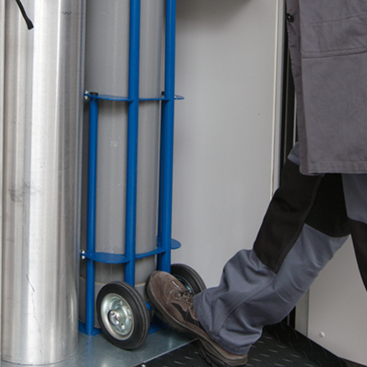 Gasflaschenwagen 1x Druckgasflasche à 50 Liter (ø 230 mm) oder2x Druckgasflasche à 10 Liter (ø 140 mm), lackierter Stahl, Maße 320x335x1290 mm