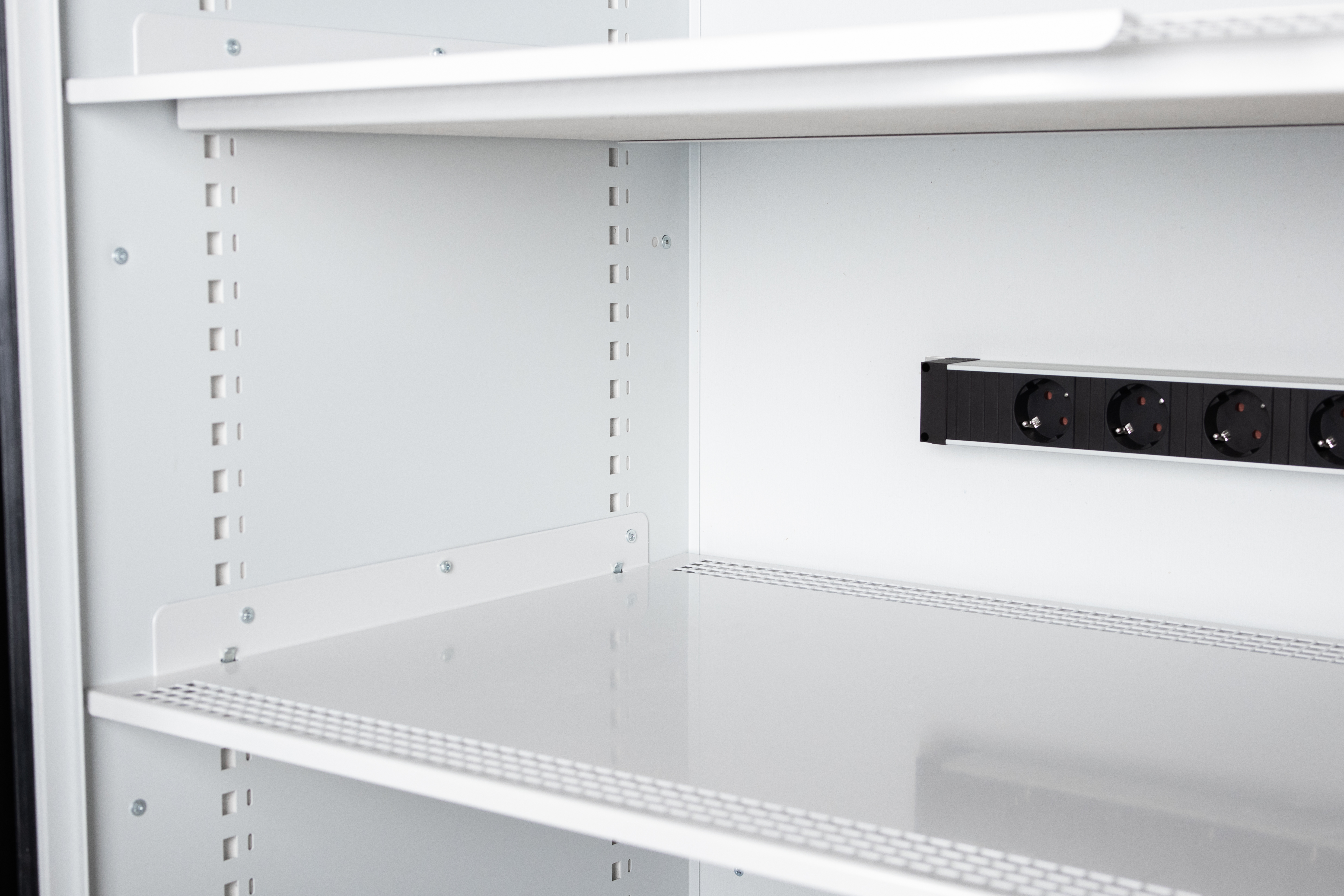 Fachboden isoliert für Sicherheitsschränke IO90, pulverbeschichtetes Stahlblech Lichtgrau RAL 7035, Maße 1049x528x40 mm