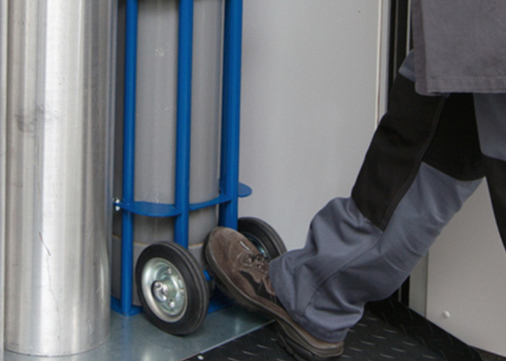 Gasflaschenwagen 1x Druckgasflasche à 50 Liter (ø 230 mm) oder2x Druckgasflasche à 10 Liter (ø 140 mm), lackierter Stahl, Maße 320x335x1290 mm Gasflaschenwagen 1x Druckgasflasche à 50 Liter (ø 230 mm) oder2x Druckgasflasche à 10 Liter (ø 140 mm), lackierter Stahl, Maße 320x335x1290 mm